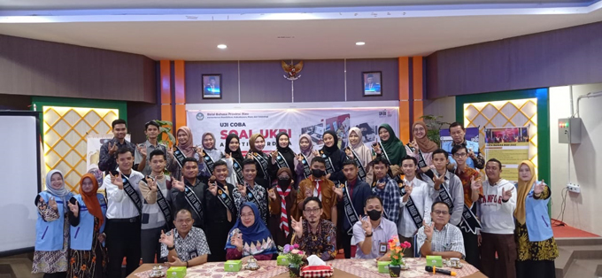 Para peserta uji coba UKBI Adaptif foto bersama Kepala Balai Bahasa Provinsi Riau (BBPR), Toha Machsum (duduk, tengah) di aula BBPR, Pekanbaru, Rabu (10/8/2022).